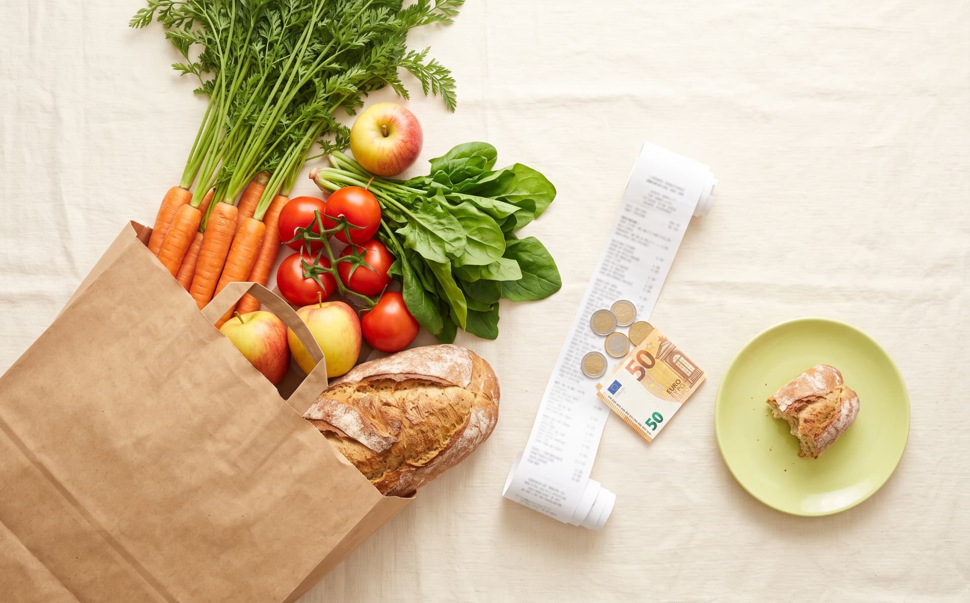 Spesa alimentare, scontrino e denaro su un tavolo